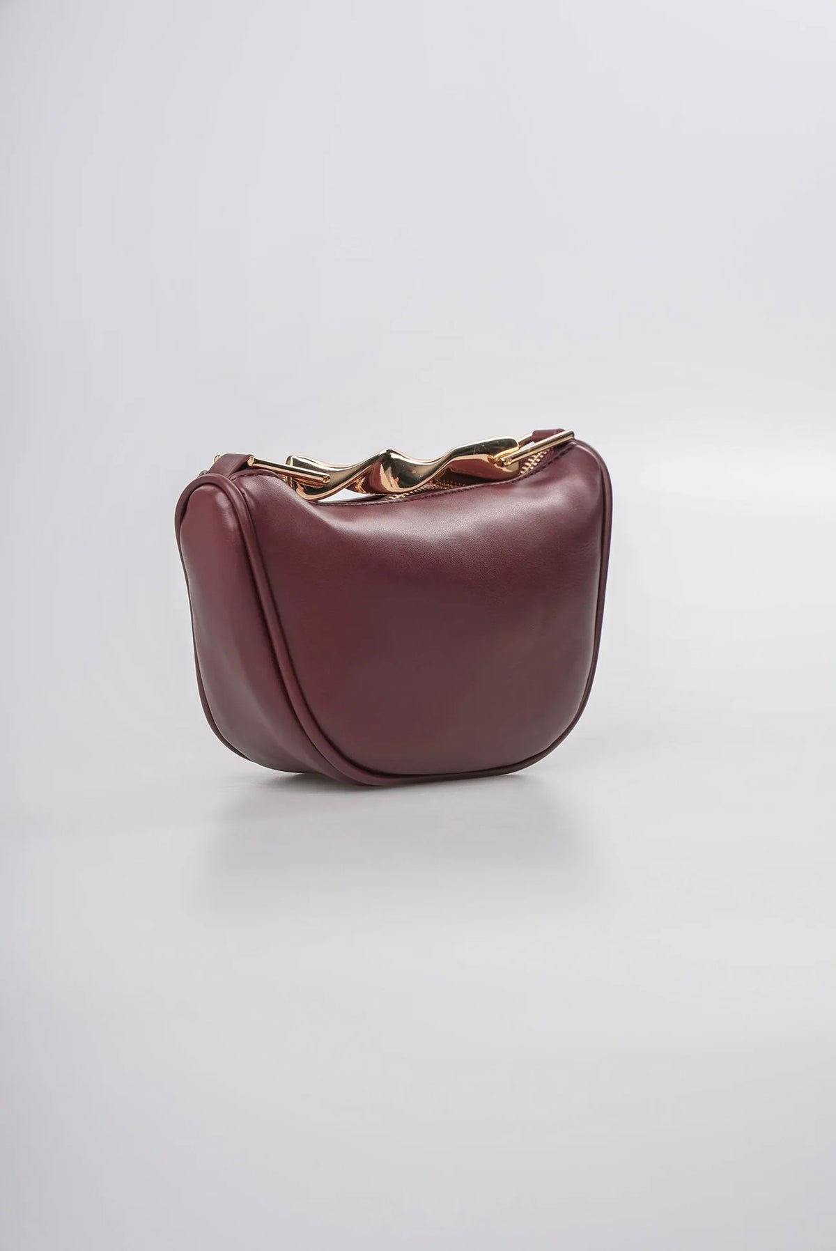 Bordo dalga metal detaylı çanta yan görünüm