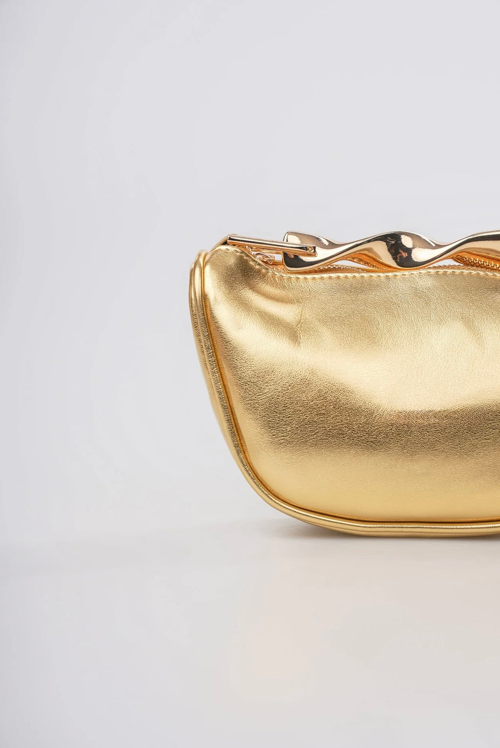 Gold dalga metal detaylı çanta yakın detay