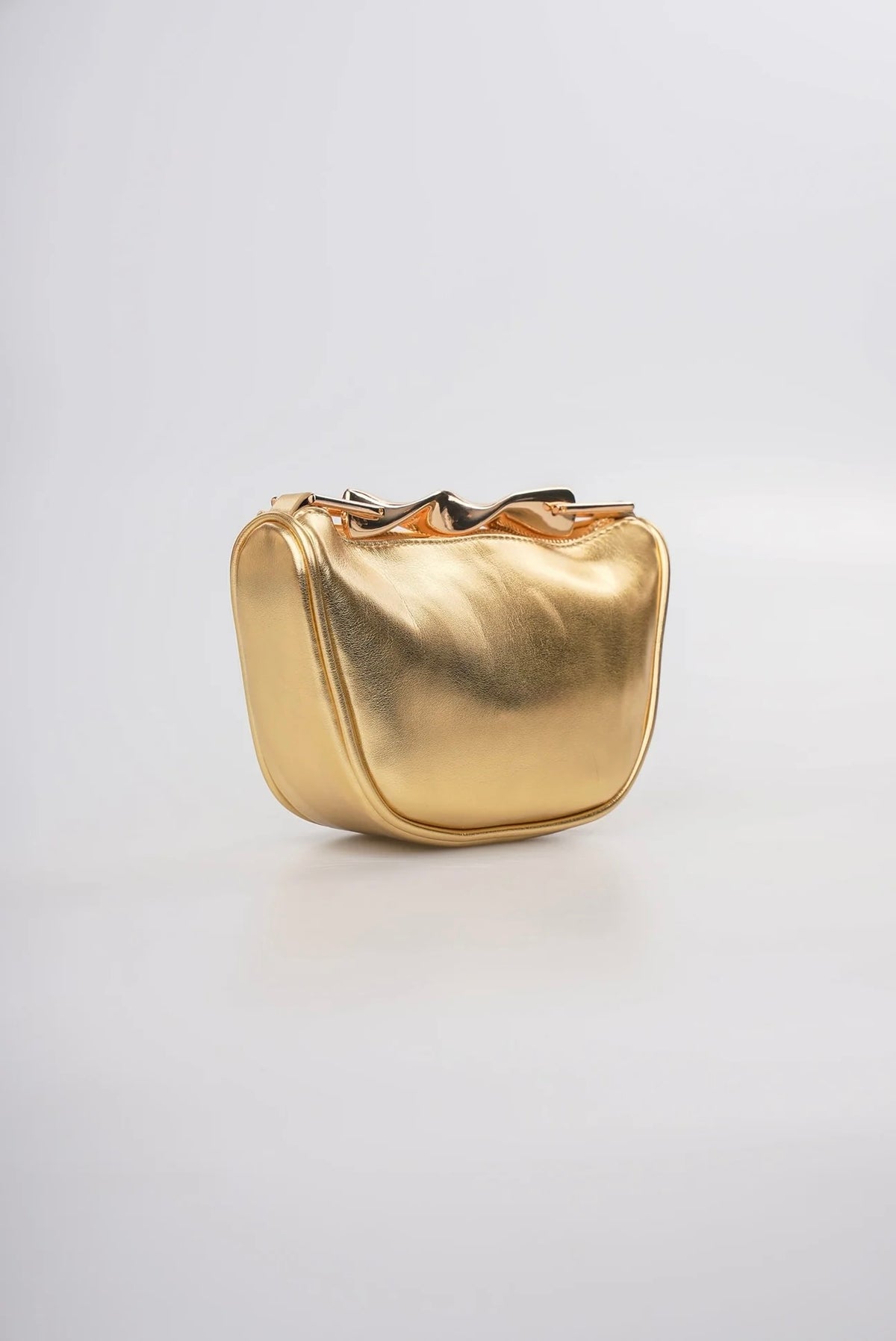 Gold dalga metal detaylı çanta yan görünüm