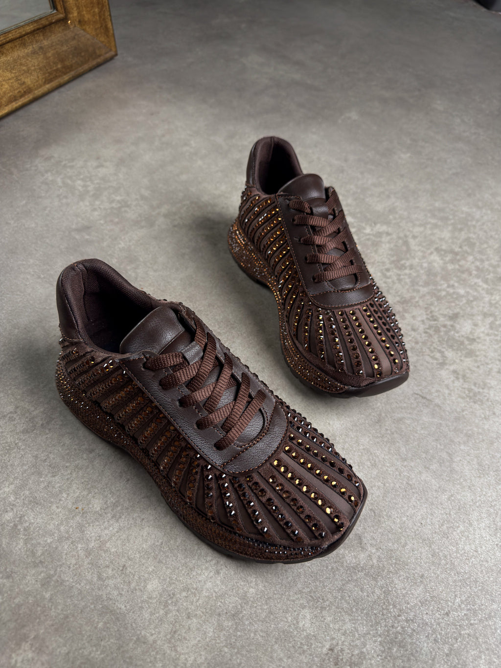 Kahverengi taş işlemeli kadın sneaker 2. görünüm