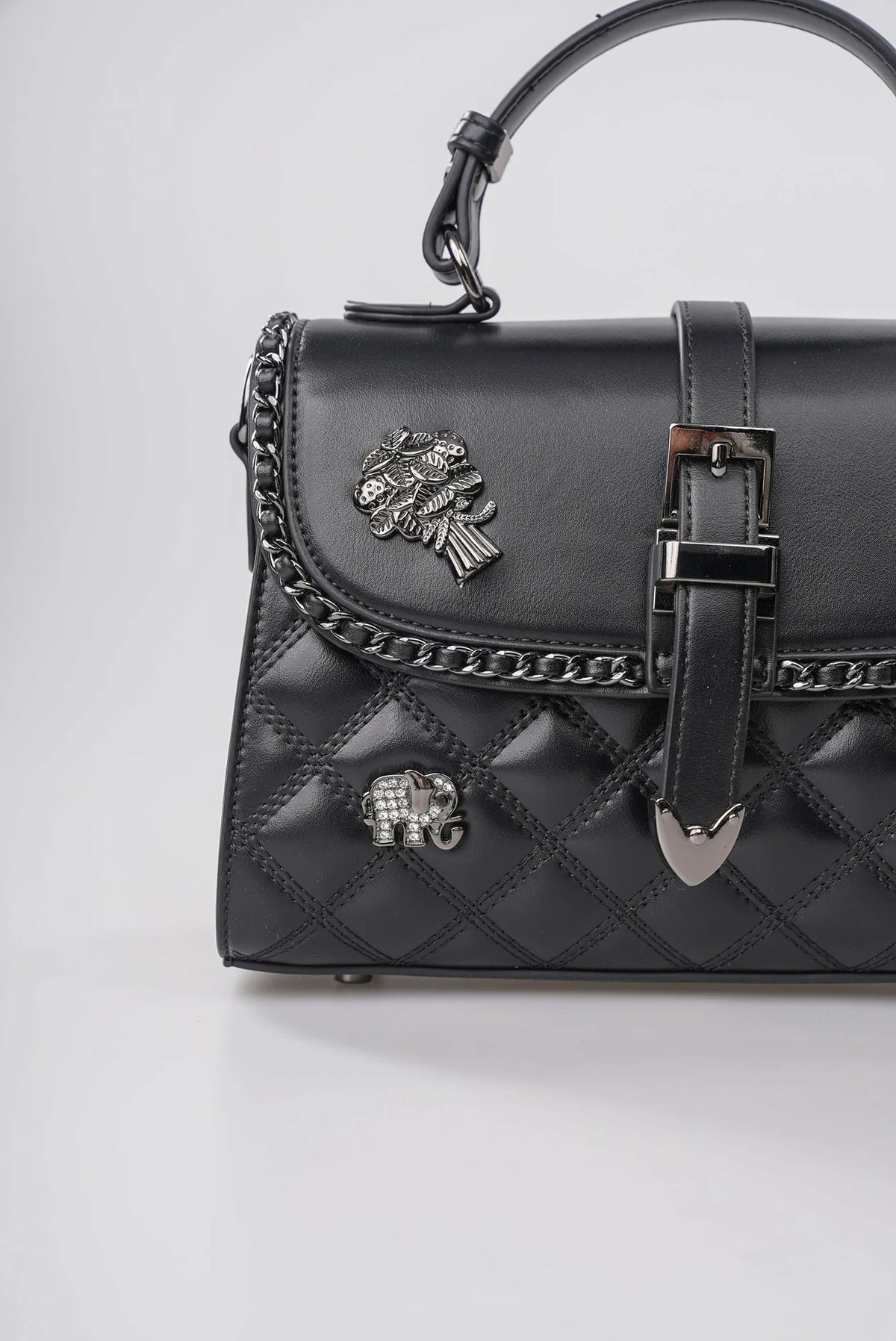 Siyah aksesuar detaylı kapitone çanta detay görünüm