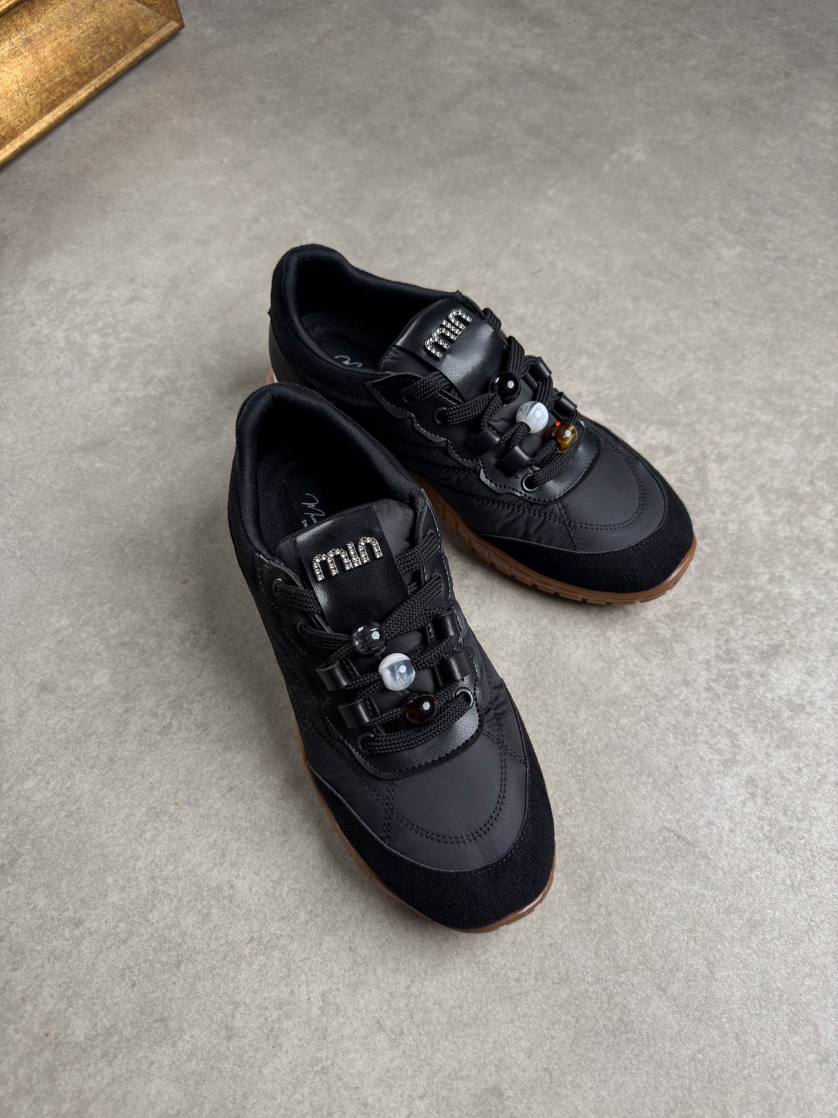 Siyah boncuk detaylı kadın sneaker