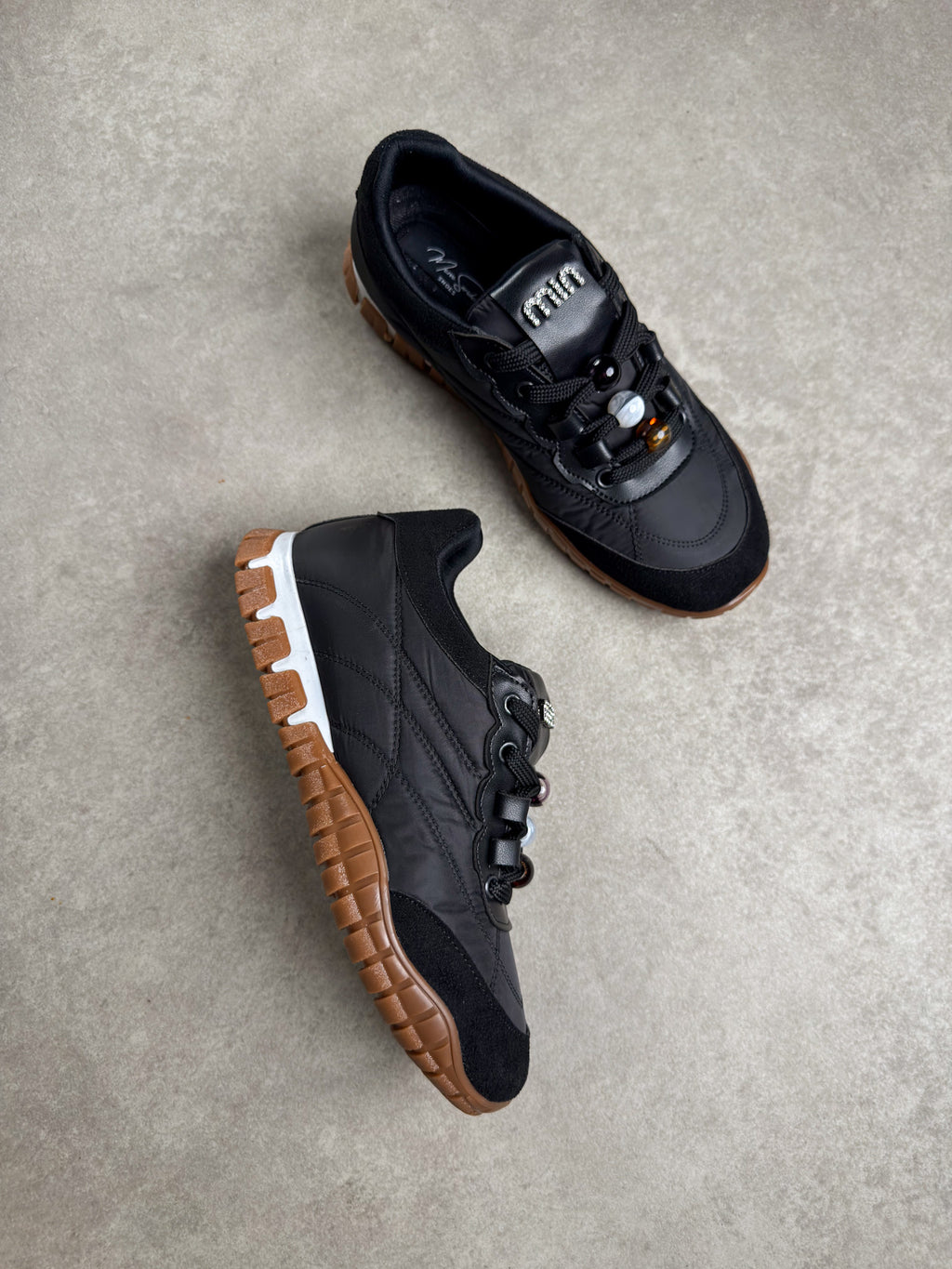 Siyah sneaker taba renkli dişli taban yan görünüm