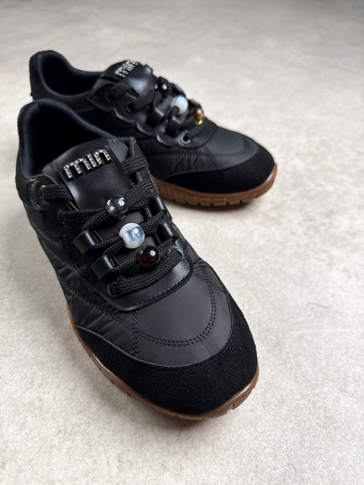 Siyah boncuk detaylı kadın sneaker