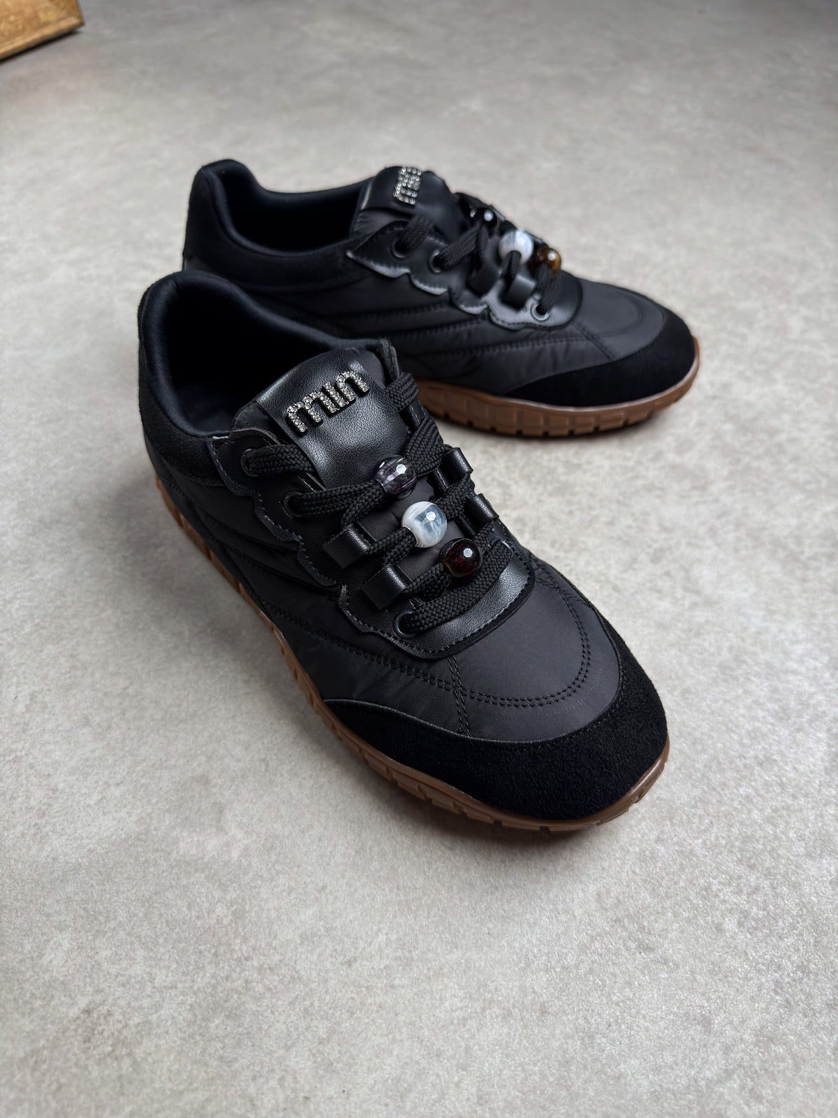 Siyah boncuk detaylı kadın sneaker
