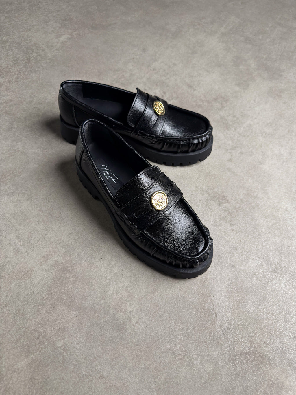 Siyah gold trok detaylı kadın loafer ön görünüm
