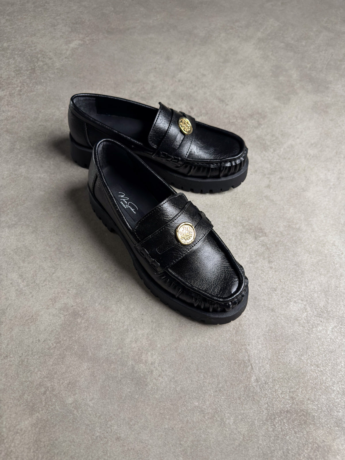 Siyah gold trok detaylı kadın loafer ön görünüm