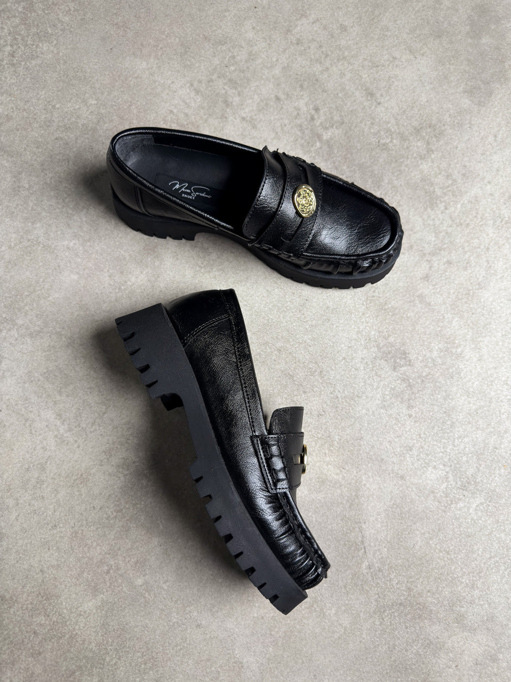 Siyah gold trok detaylı kadın loafer yan ve taban görünümü