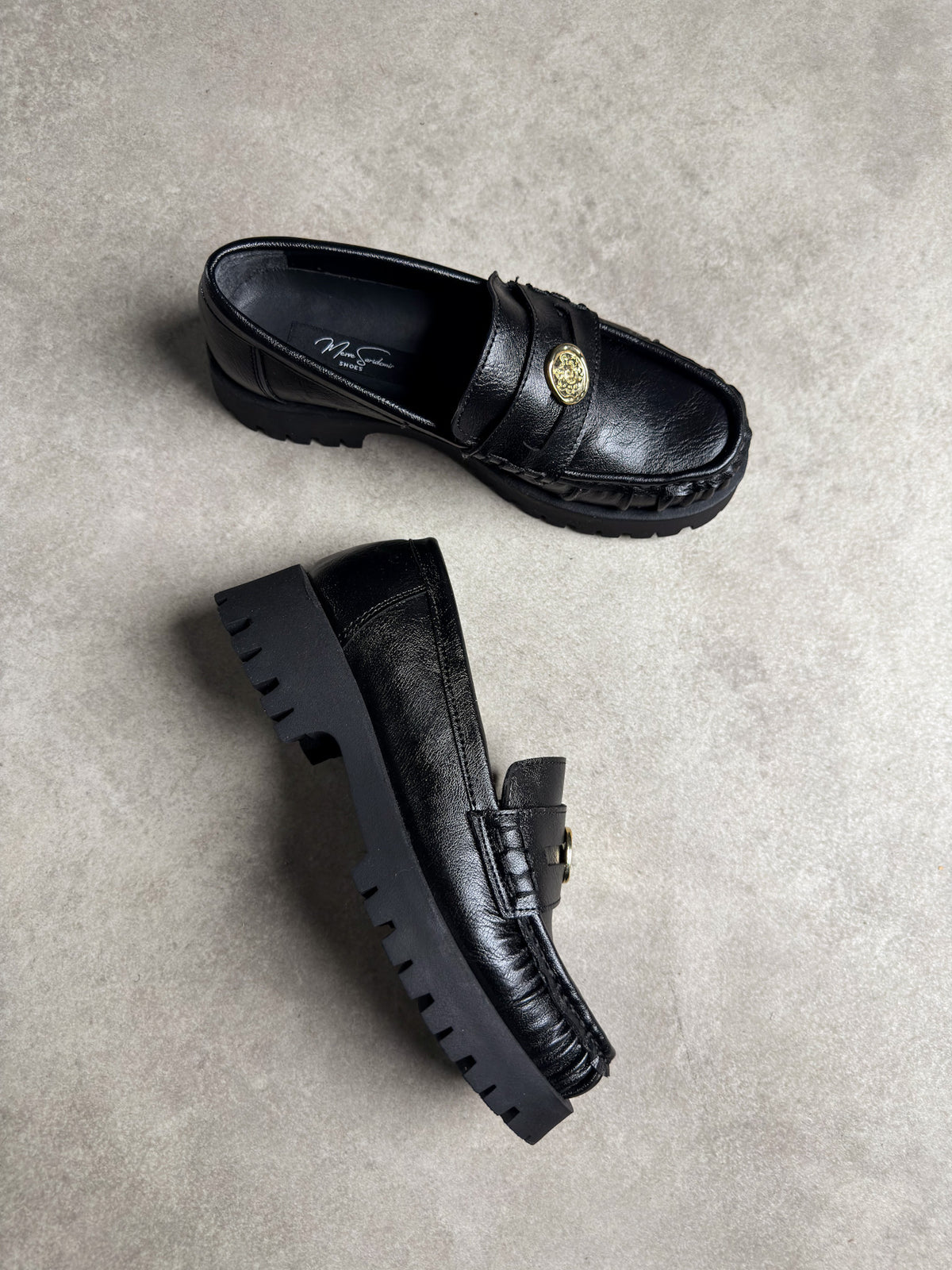 Siyah gold trok detaylı kadın loafer yan ve taban görünümü