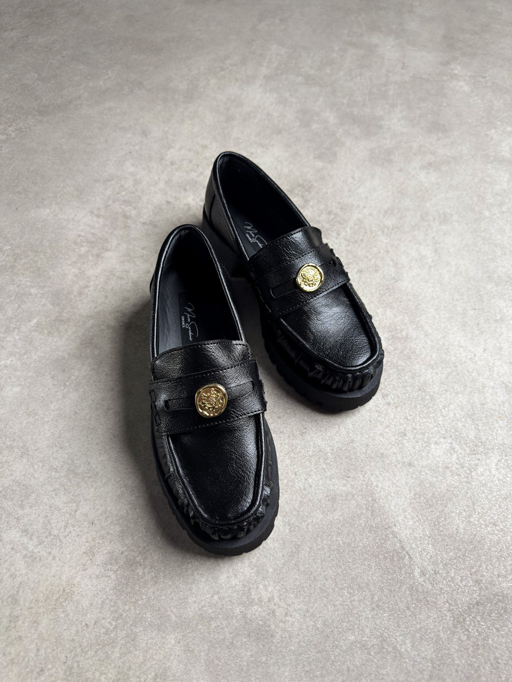 Siyah gold trok detaylı kadın loafer çapraz görünüm