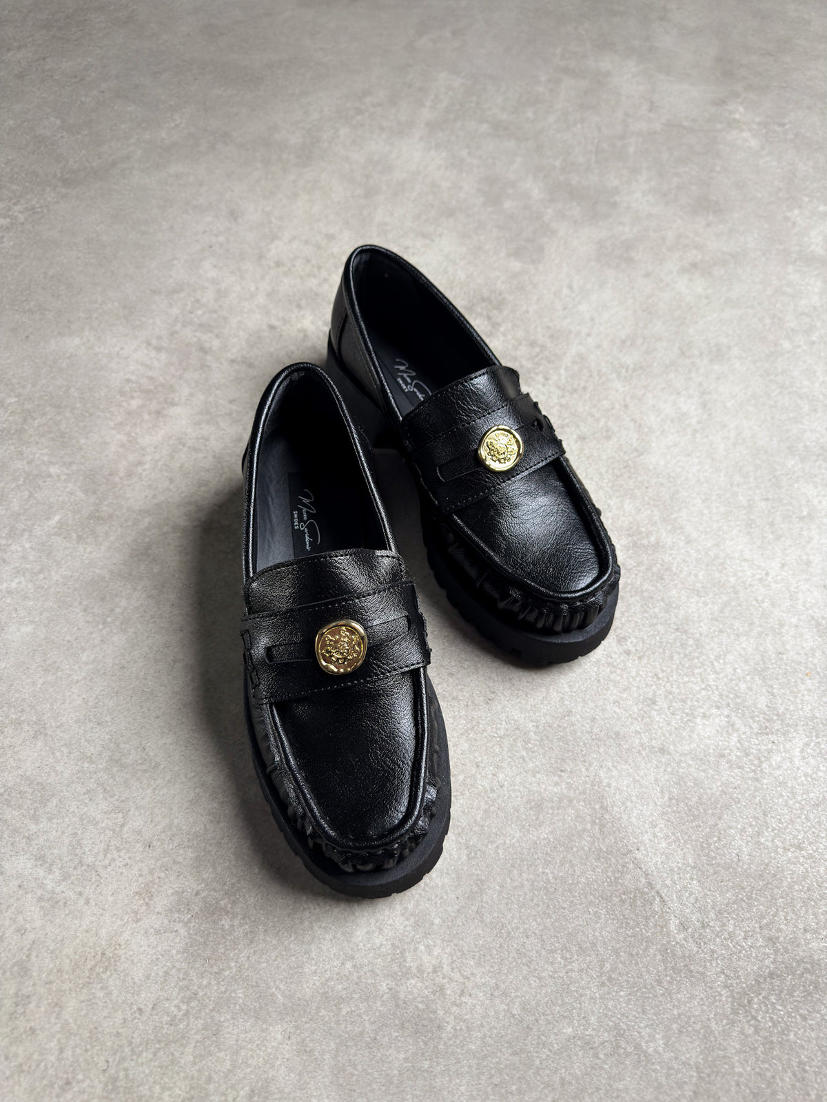 Siyah gold trok detaylı kadın loafer çapraz görünüm