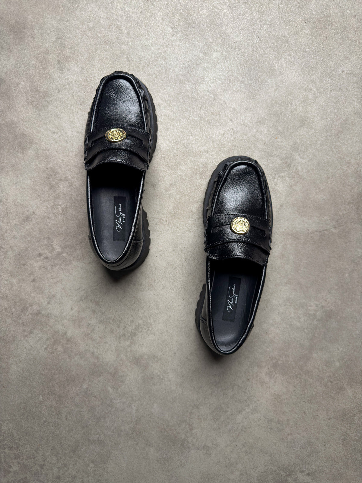 Siyah gold trok detaylı kadın loafer üstten görünüm