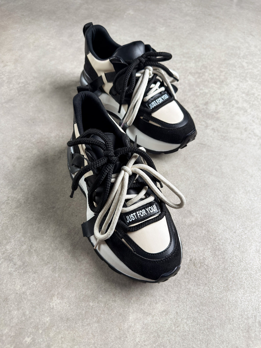 Siyah kontrast detaylı sneaker 1