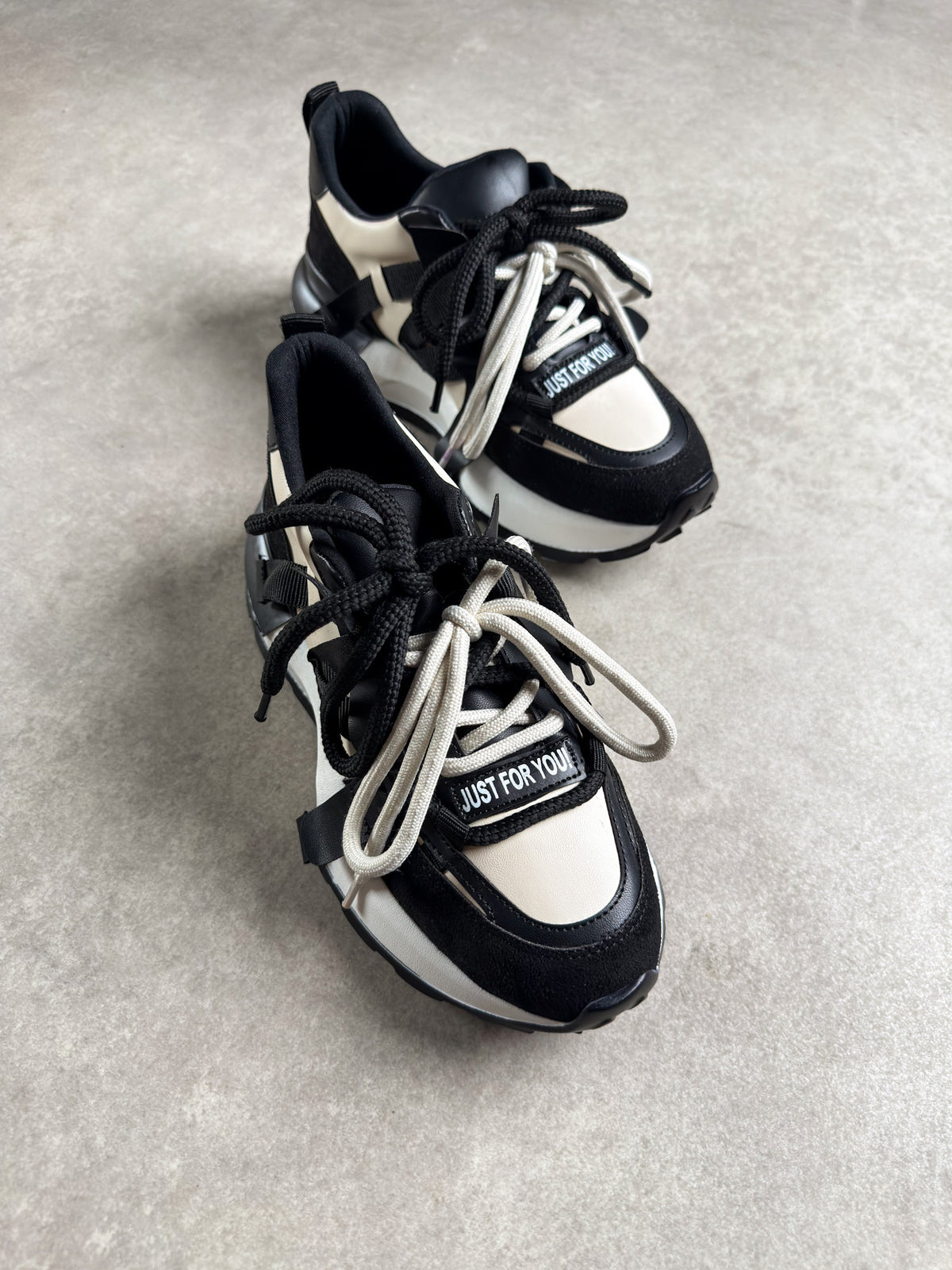 Siyah kontrast detaylı sneaker 1