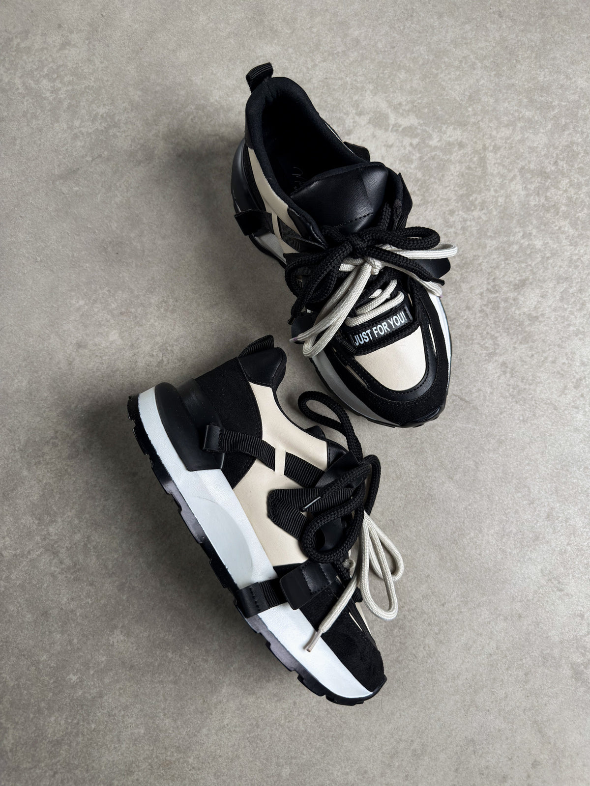Siyah kontrast detaylı sneaker 2