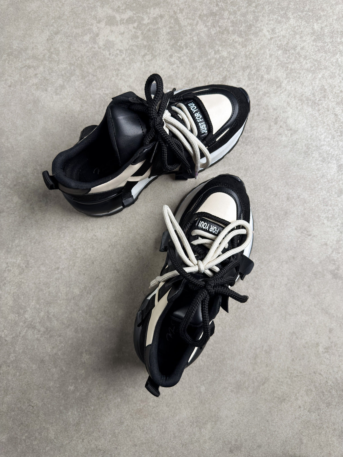 Siyah kontrast detaylı sneaker 3