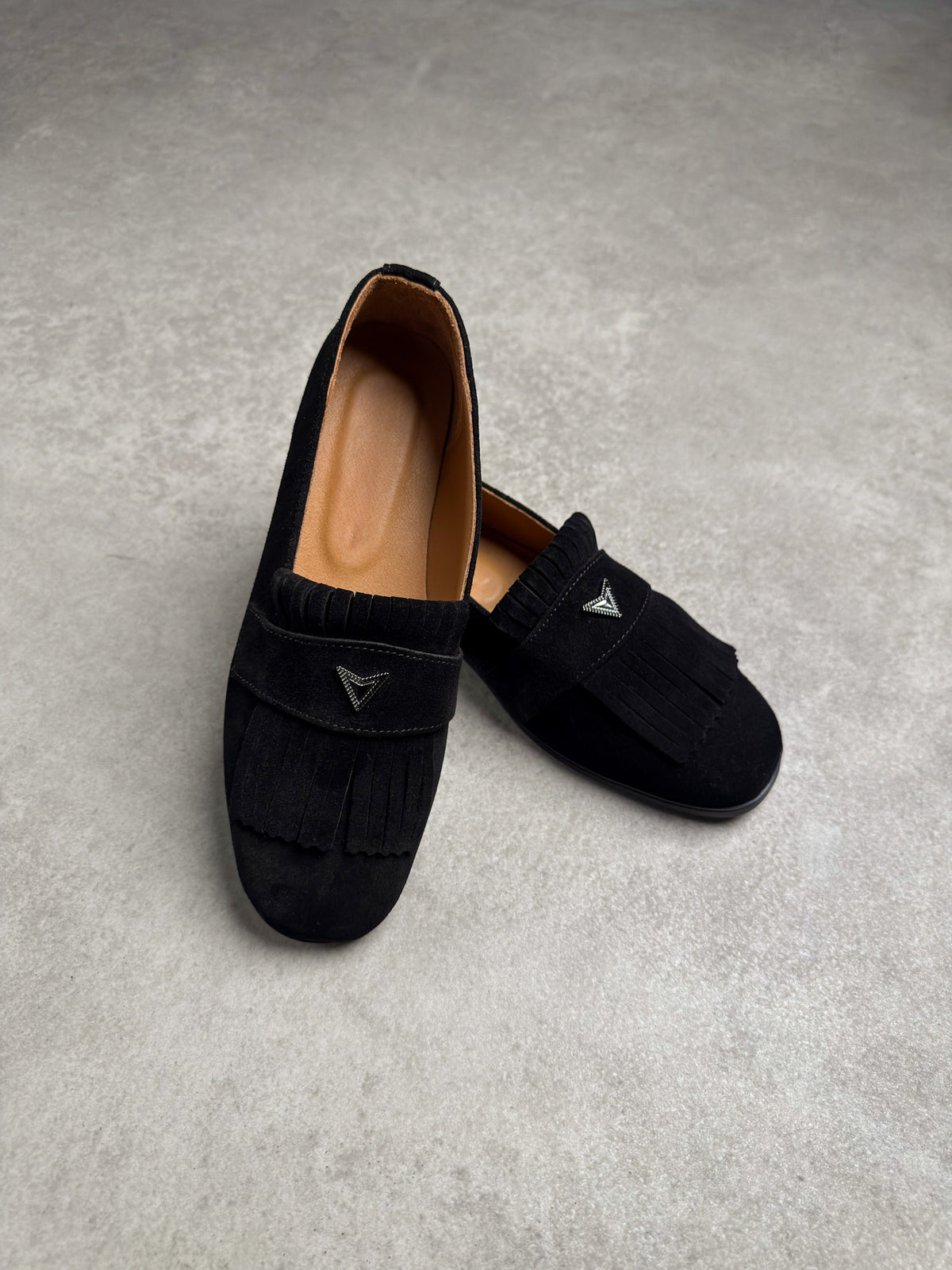 Siyah püskül ve metal detaylı loafer, fotoğraf 1
