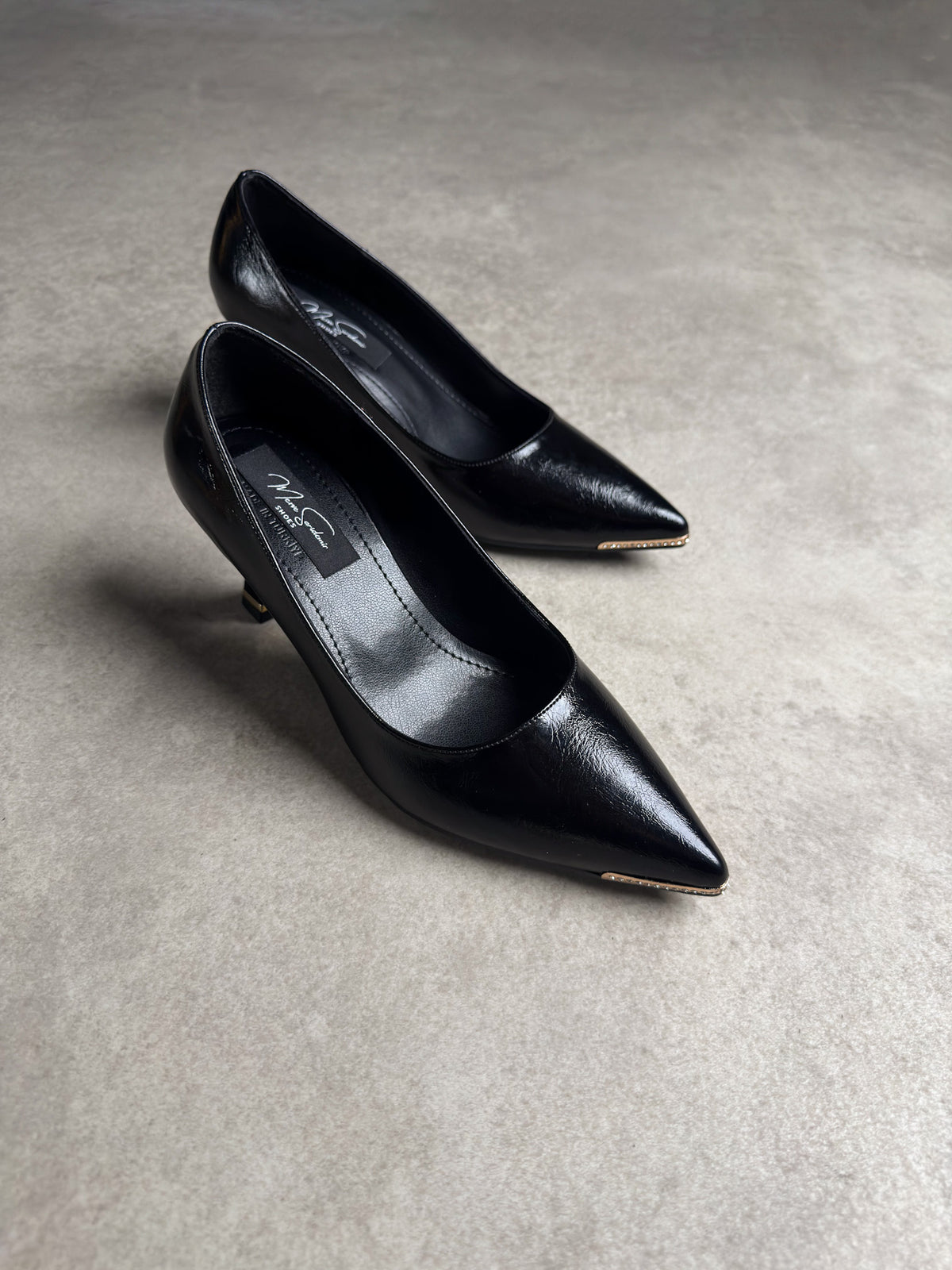 Siyah sivri burun kadın stiletto ön görünüm