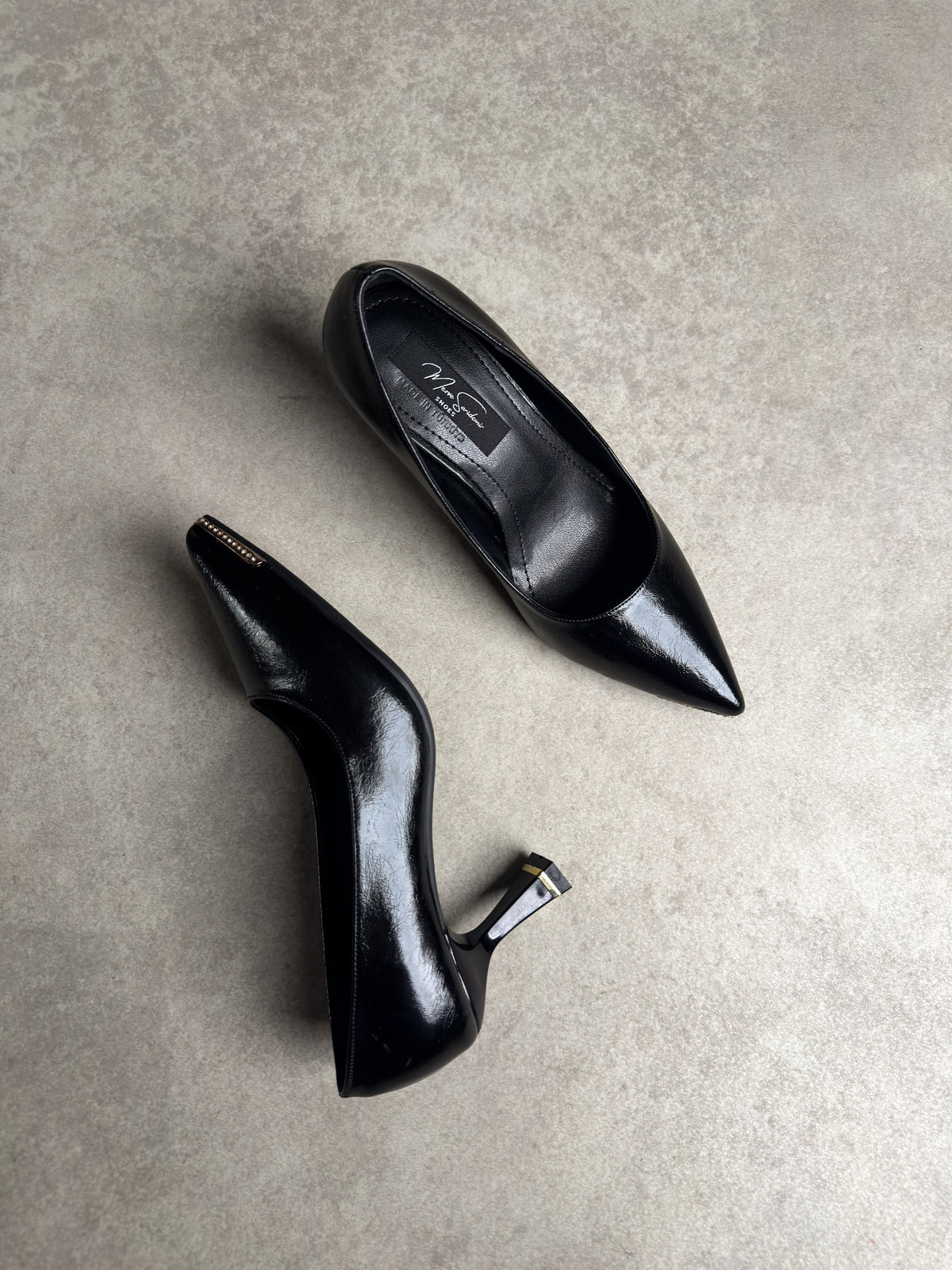 Siyah sivri burun kadın stiletto üst ve yan görünüm
