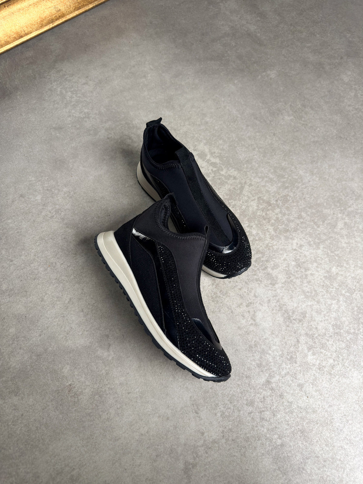 Siyah taş detaylı bağcıksız kadın sneaker