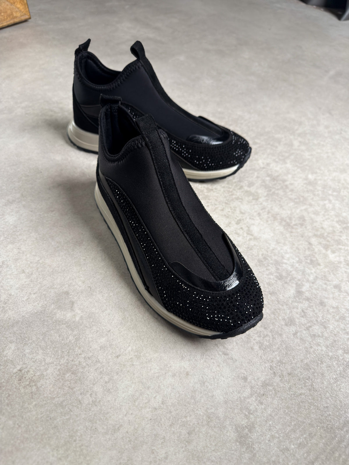 Siyah taş detaylı bağcıksız kadın sneaker
