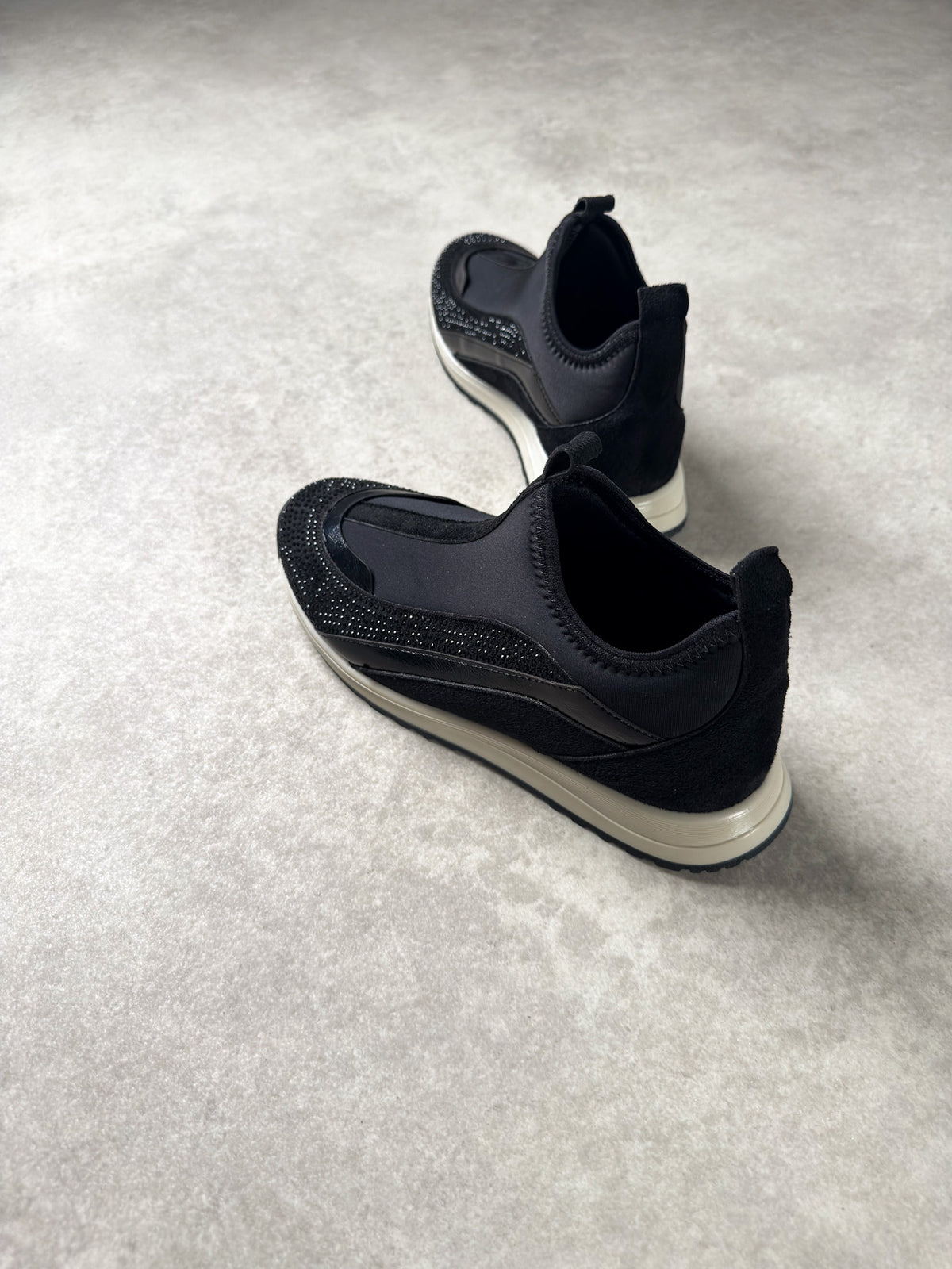 Siyah taş detaylı bağcıksız kadın sneaker