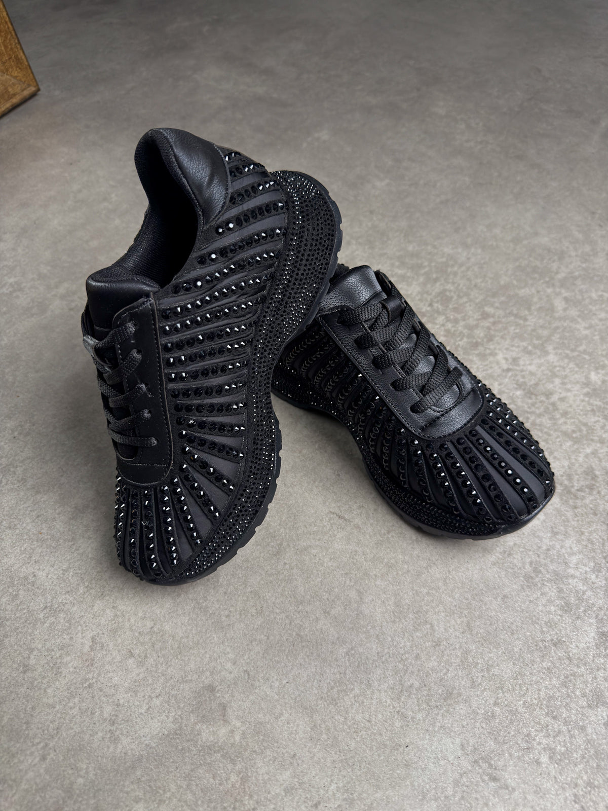 Siyah taş işlemeli kadın sneaker 3. görünüm